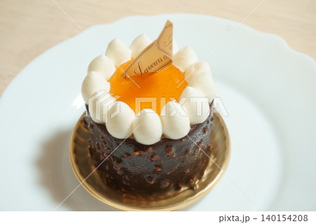 白い皿に乗せたチョコレートケーキ 140154208