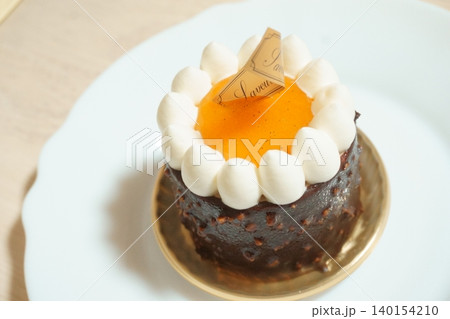 オレンジソースを乗せたチョコレートケーキ 140154210