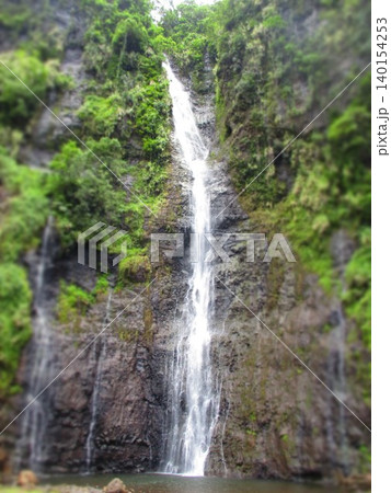 フレンチポリネシア タヒチ島 ファアルマイの滝 ジオラマ風 フレンチポリネシア タヒチ島 ファアルマイの滝 ジオラマ風 140154253