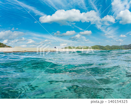 無人島嘉比島の美しい白砂ビーチの半水面撮影。嘉比島沖縄県 島尻郡慶良間諸島座間味島-2025 140154325