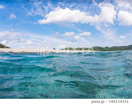 無人島嘉比島の美しい白砂ビーチの半水面撮影。嘉比島沖縄県 島尻郡慶良間諸島座間味島-2025 無人島嘉比島の美しい白砂ビーチの半水面撮影。嘉比島沖縄県 島尻郡慶良間諸島座間味島-2025 140154331