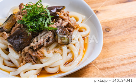 ナスと豚肉の冷やしうどん 大葉をのせた夏向け和風うどんの料理写真 140154341