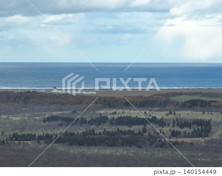 (北の大地から)青い空と綺麗な海と荒野の飛行場の見える景色 (北の大地から)青い空と綺麗な海と荒野の飛行場の見える景色 140154449