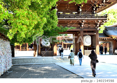 新緑が爽やかな寒川神社を参拝する人達 140154598