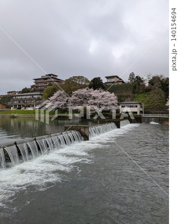 石川県金沢市朝の犀川と桜 石川県金沢市朝の犀川と桜 140154694