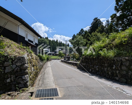 福井県勝山市神社近くの町並み 140154698