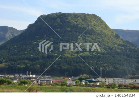 伐株山と山頂に見えるIRIKABU HOUSE 展望休憩舎(大分県玖珠町) 伐株山と山頂に見えるIRIKABU HOUSE 展望休憩舎(大分県玖珠町) 140154834