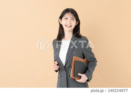 笑顔の女性社員 140154877