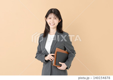 笑顔の女性社員 笑顔の女性社員 140154878