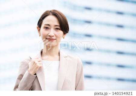 カジュアルスーツを着た若い女性　ビジネスイメージ 140154921