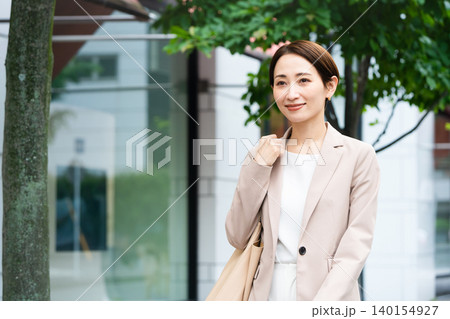 カジュアルスーツを着た若い女性 ビジネスイメージ カジュアルスーツを着た若い女性 ビジネスイメージ 140154927