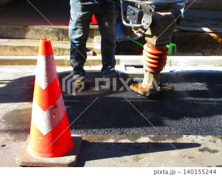 道路のアスファルト舗装の補修工事現場の風景 道路のアスファルト舗装の補修工事現場の風景 140155244