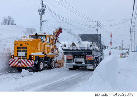 豪雪地域の道路の雪の排雪 豪雪地域の道路の雪の排雪 140155379