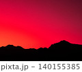 真っ赤なグラデーション染まる八ヶ岳の赤岳と幻想的な夕暮れの風景 140155385