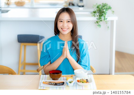 食事する若い女性 食事する若い女性 140155784