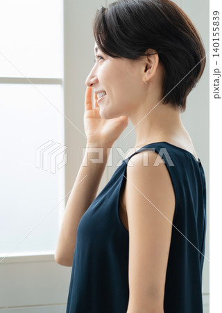 肌の潤いを実感するミドル女性 140155839