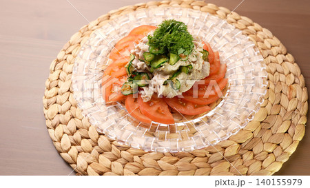 スライストマトとシソを添えた豚しゃぶサラダ、さっぱり美味しい夏に食べたい冷しゃぶ料理 スライストマトとシソを添えた豚しゃぶサラダ、さっぱり美味しい夏に食べたい冷しゃぶ料理 140155979