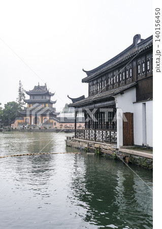 中国の古い町並みが残る上海郊外の朱家角古鎮 中国の古い町並みが残る上海郊外の朱家角古鎮 140156450