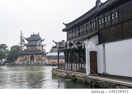 中国の古い町並みが残る上海郊外の朱家角古鎮 中国の古い町並みが残る上海郊外の朱家角古鎮 140156451