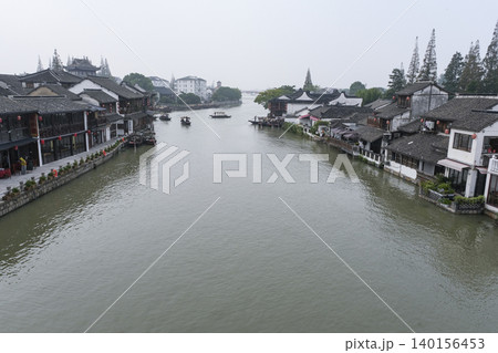 中国の古い町並みが残る上海郊外の朱家角古鎮 中国の古い町並みが残る上海郊外の朱家角古鎮 140156453