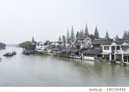 中国の古い町並みが残る上海郊外の朱家角古鎮 中国の古い町並みが残る上海郊外の朱家角古鎮 140156456