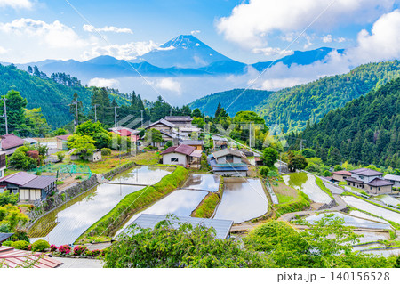 【山梨県南アルプス市】平林の棚田と富士山 【山梨県南アルプス市】平林の棚田と富士山 140156528
