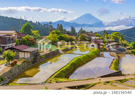 【山梨県南アルプス市】平林の棚田と富士山 【山梨県南アルプス市】平林の棚田と富士山 140156540