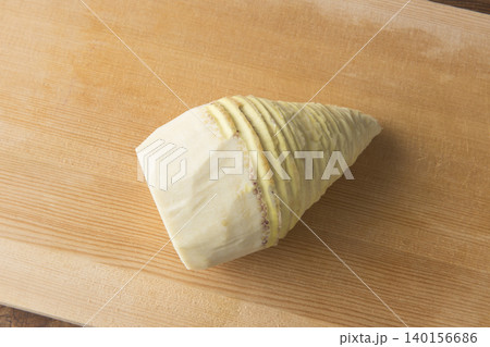 筍を皮剥きした物 140156686