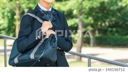 新緑の中にいる制服姿の中学生,高校生 新緑の中にいる制服姿の中学生,高校生 140156712
