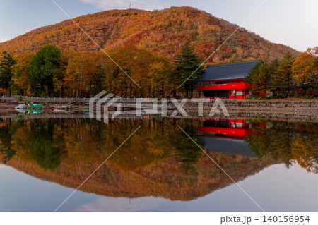 大沼湖畔から見る夜明けの赤城山・地蔵岳と赤城神社 大沼湖畔から見る夜明けの赤城山・地蔵岳と赤城神社 140156954