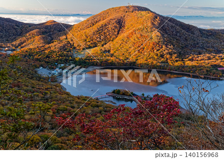 赤城山・黒檜山の登りから見る朝の大沼と地蔵岳 赤城山・黒檜山の登りから見る朝の大沼と地蔵岳 140156968