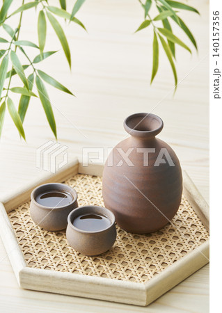 日本酒のイメージ お猪口と徳利の酒器セット 日本酒のイメージ お猪口と徳利の酒器セット 140157356