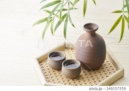 日本酒のイメージ お猪口と徳利の酒器セット 日本酒のイメージ お猪口と徳利の酒器セット 140157359