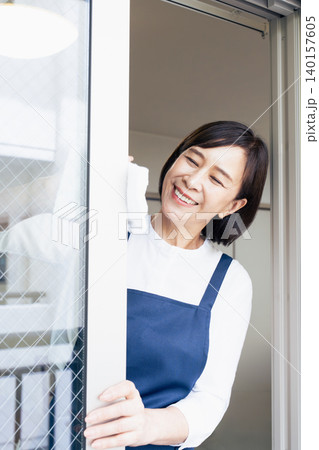 窓の掃除をする女性 窓の掃除をする女性 140157605