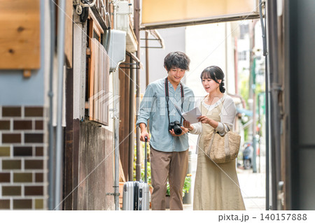 国内旅行で街歩き・観光ツアーをする若い夫婦・カップル 国内旅行で街歩き・観光ツアーをする若い夫婦・カップル 140157888