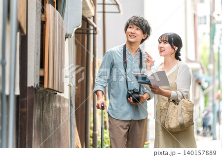 国内旅行で街歩き・観光ツアーをする若い夫婦・カップル 国内旅行で街歩き・観光ツアーをする若い夫婦・カップル 140157889
