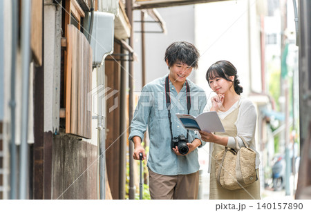 国内旅行で街歩き・観光ツアーをする若い夫婦・カップル 140157890