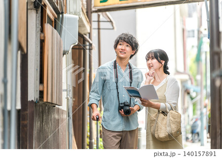 国内旅行で街歩き・観光ツアーをする若い夫婦・カップル 140157891