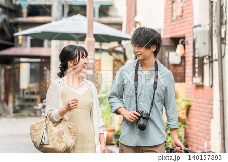 国内旅行で街歩き・観光ツアーをする若い夫婦・カップル 140157893