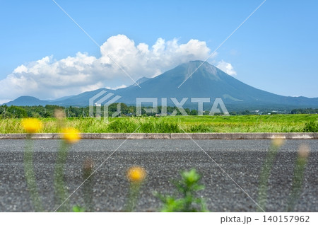 鳥取県伯耆町のアスファルト道路越しに望む雄大な夏の伯耆大山と田園風景（鳥取県伯耆町） 140157962
