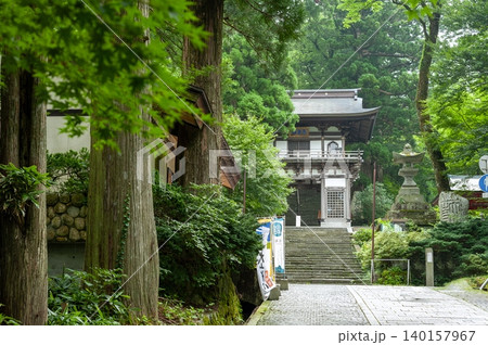 大山寺へと続く石畳の参道と奥にたたずむ厳かな山門(鳥取県大山町) 大山寺へと続く石畳の参道と奥にたたずむ厳かな山門(鳥取県大山町) 140157967