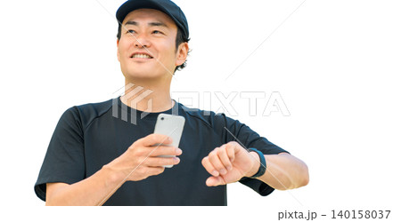 スマートウォッチを使い健康管理・ヘルスケアをするスポーツウェア姿の中年男性 スマートウォッチを使い健康管理・ヘルスケアをするスポーツウェア姿の中年男性 140158037