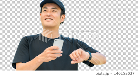 一位身穿運動服的中年男子使用智慧手錶管理自己的健康和保健 140158037
