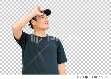 身穿運動服的亞洲男子在綠樹成蔭的公園裡 140158040