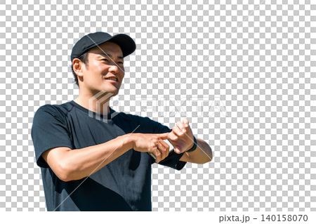一位身穿運動服的中年男子使用智慧手錶、計步器和步數計數器來管理自己的健康和保健 一位身穿運動服的中年男子使用智慧手錶、計步器和步數計數器來管理自己的健康和保健 140158070