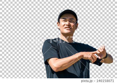 一位身穿運動服的中年男子使用智慧手錶、計步器和步數計數器來管理自己的健康和保健 一位身穿運動服的中年男子使用智慧手錶、計步器和步數計數器來管理自己的健康和保健 140158071