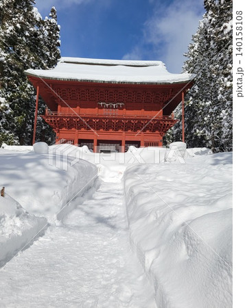 冬の岩木山神社 140158108