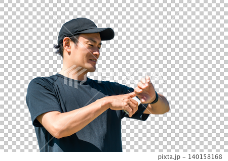 スマートウォッチ,万歩計,歩数計を使い健康管理,ヘルスケアをするスポーツウェア姿の中年男性 スマートウォッチ,万歩計,歩数計を使い健康管理,ヘルスケアをするスポーツウェア姿の中年男性 140158168