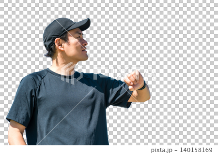 一位身穿運動服的中年男子使用智慧手錶、計步器和步數計數器來管理自己的健康和醫療保健。 一位身穿運動服的中年男子使用智慧手錶、計步器和步數計數器來管理自己的健康和醫療保健。 140158169