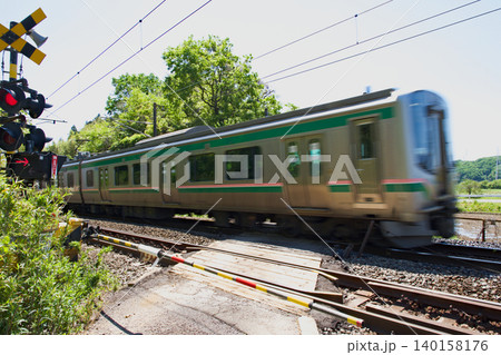 日本の田舎の踏切 電車あり 日本の田舎の踏切 電車あり 140158176